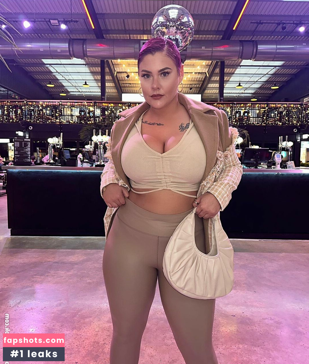 Peaches gallery photo #29