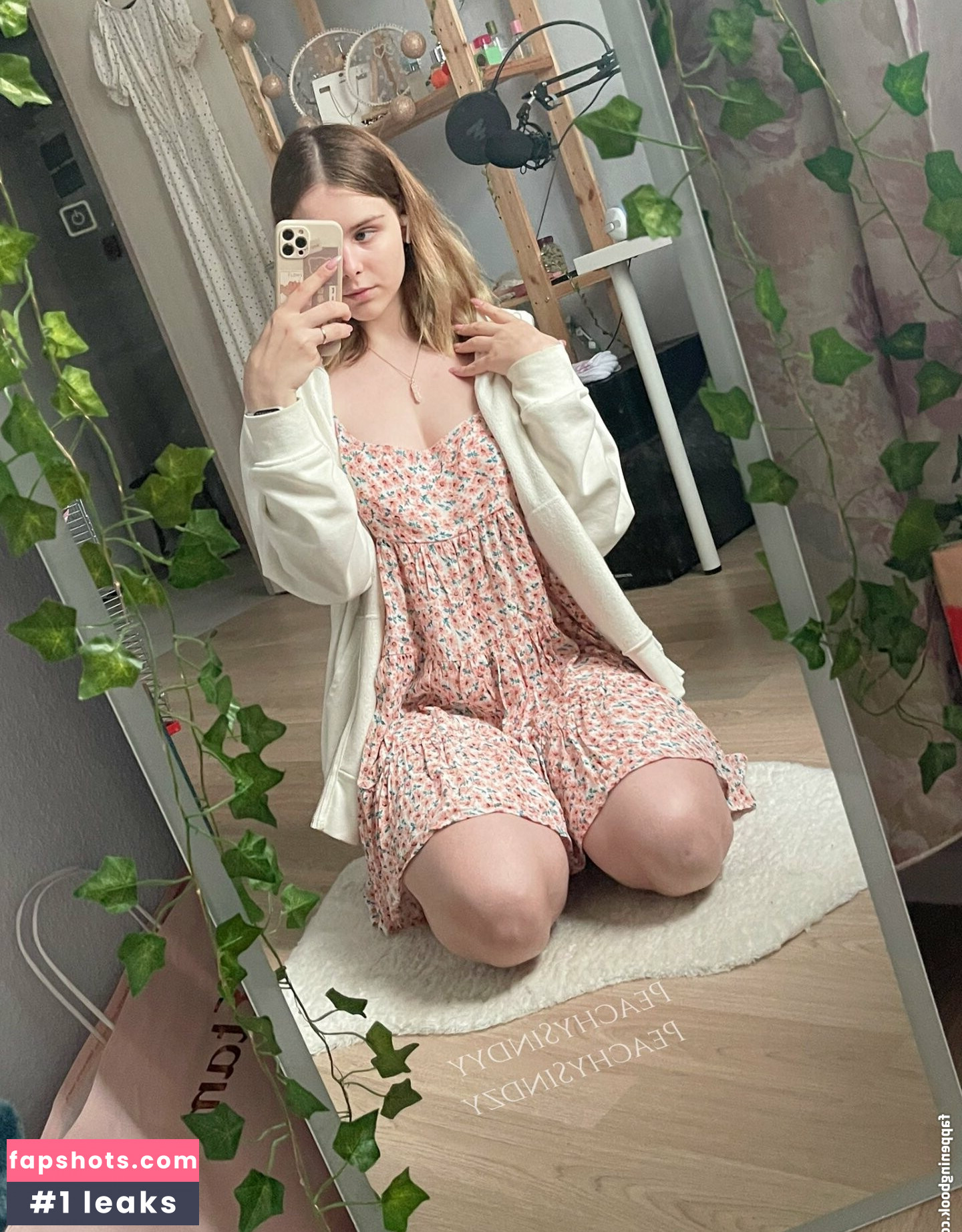 PeachySindy gallery photo #3