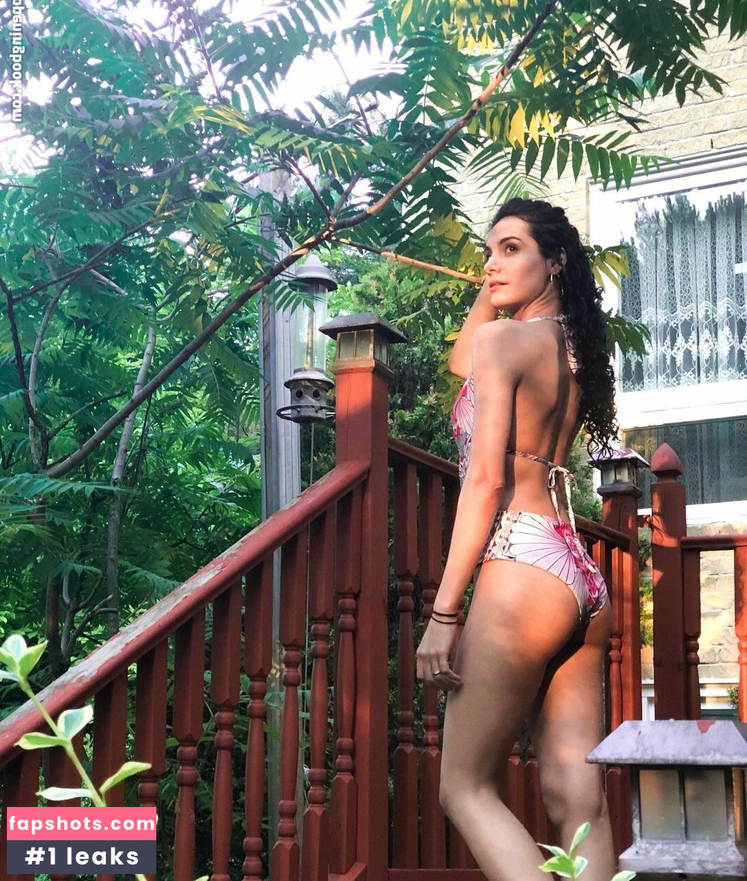 Pegah Ghafoori gallery photo #9