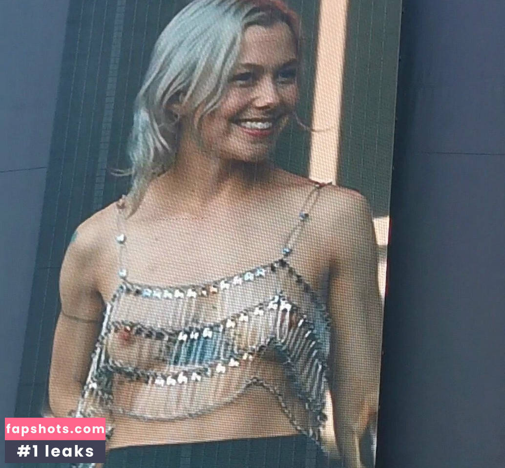 Phoebe Bridgers gallery photo #10