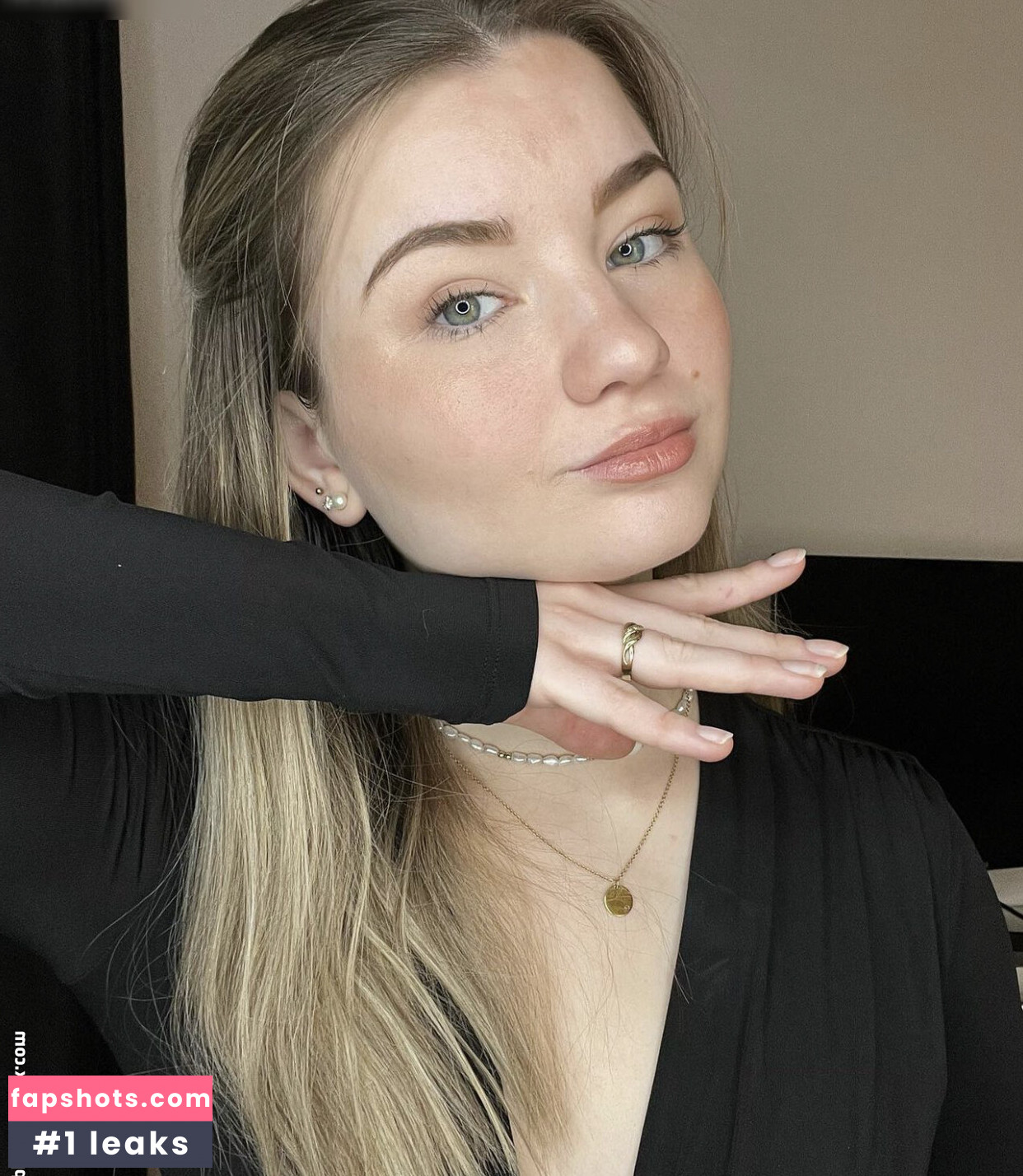 Pia Janina Tofall gallery photo #6