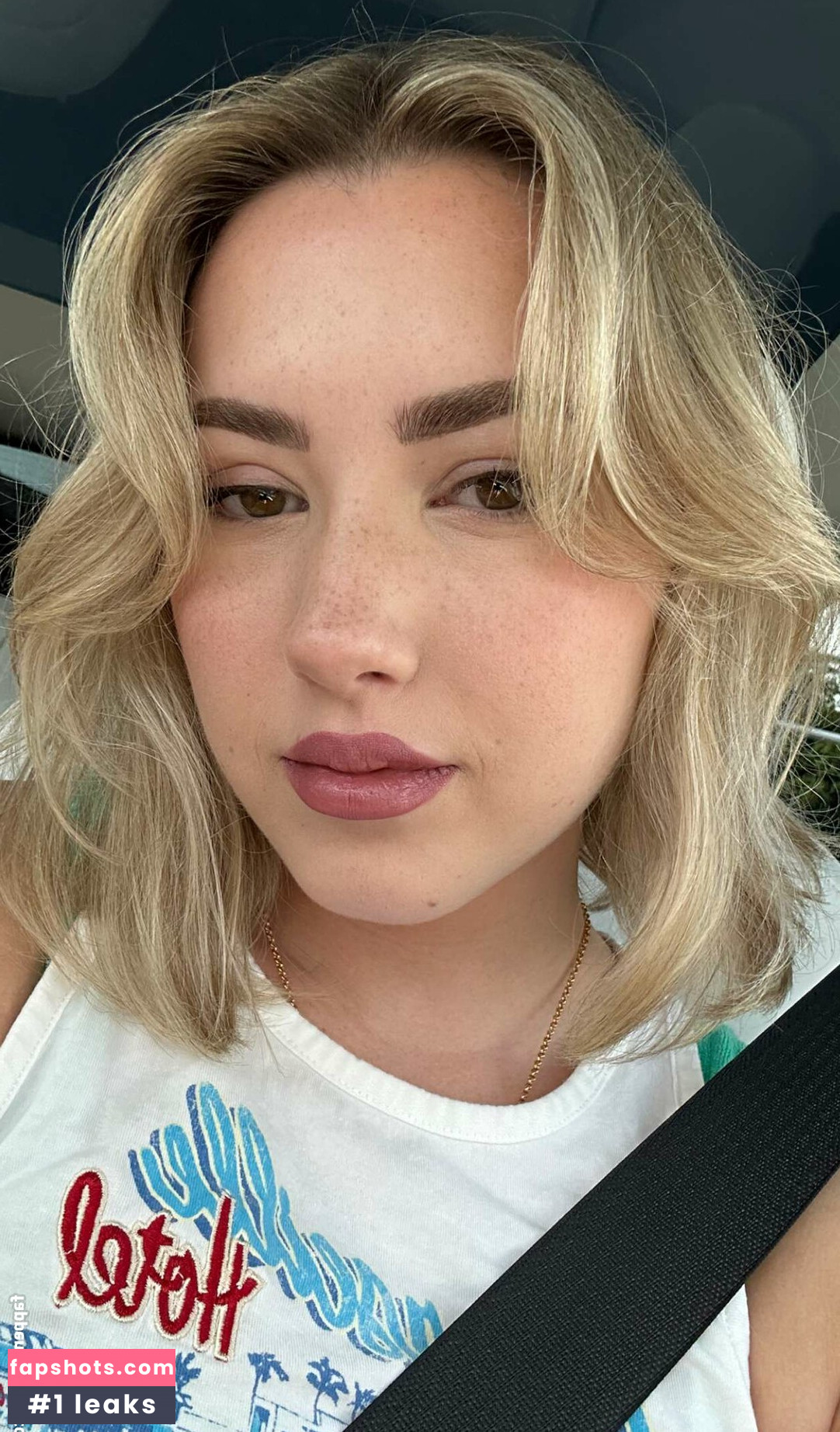 Pineapplebrat gallery photo #412