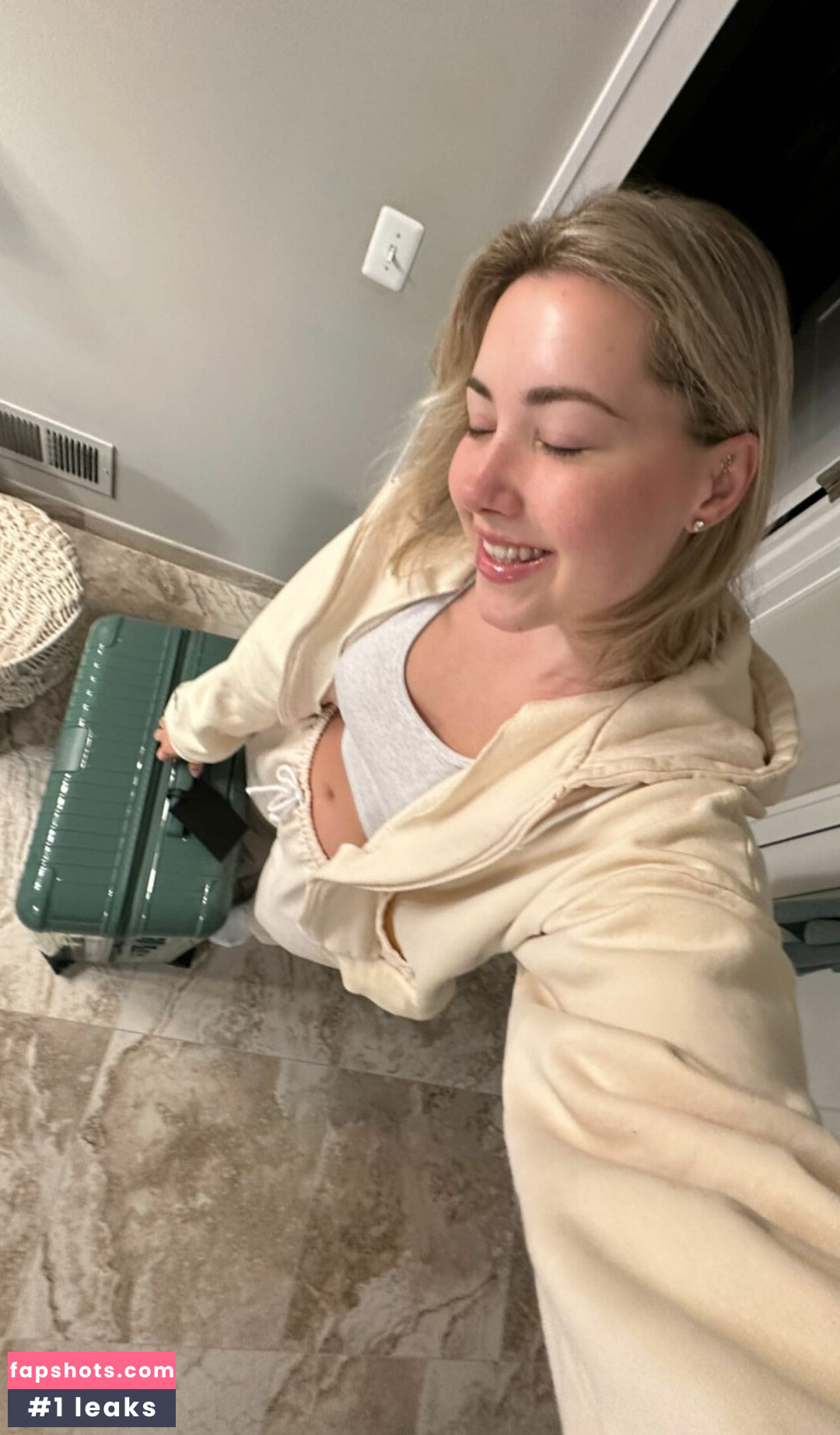 Pineapplebrat gallery photo #466