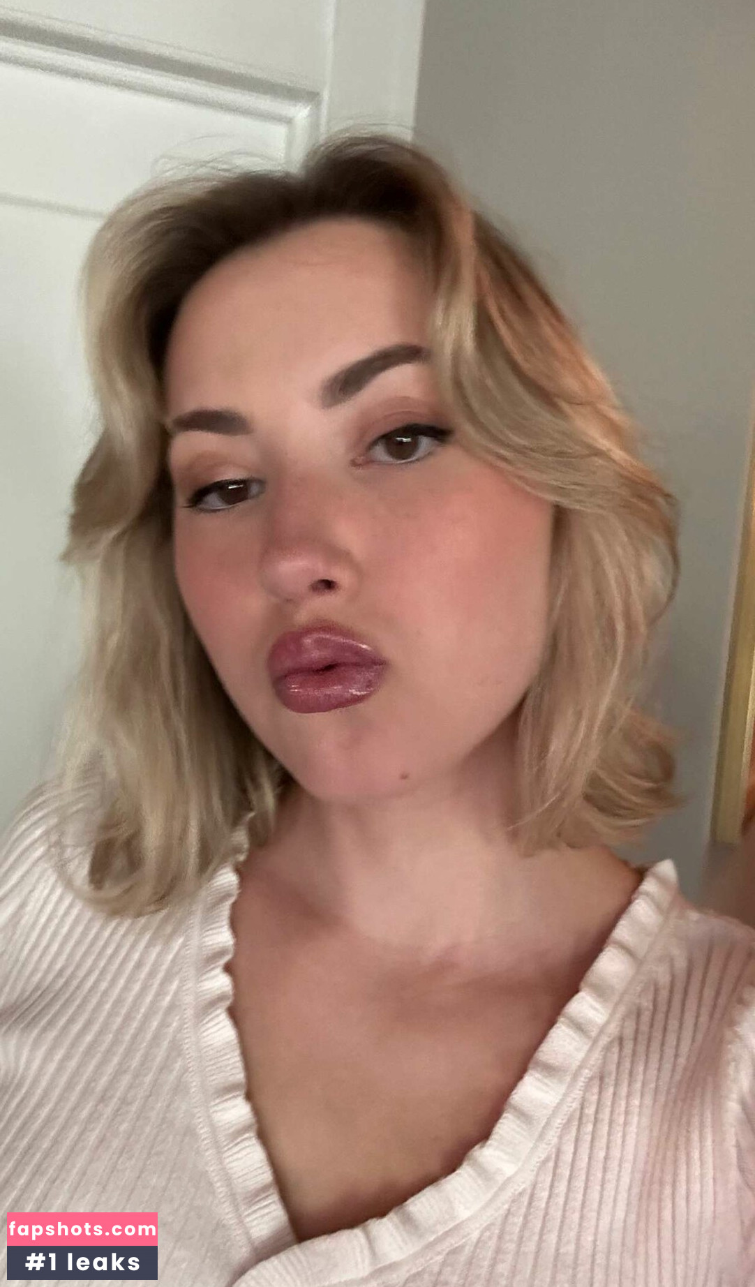 Pineapplebrat gallery photo #493