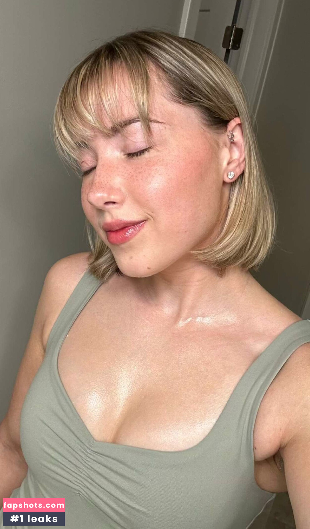 Pineapplebrat gallery photo #544