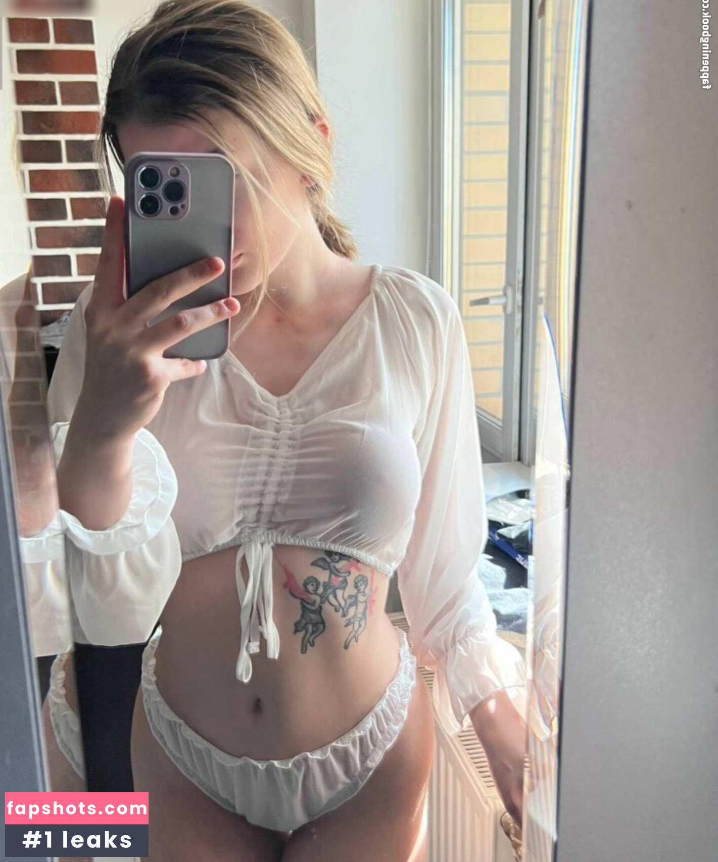 Polizistin Julia gallery photo #8