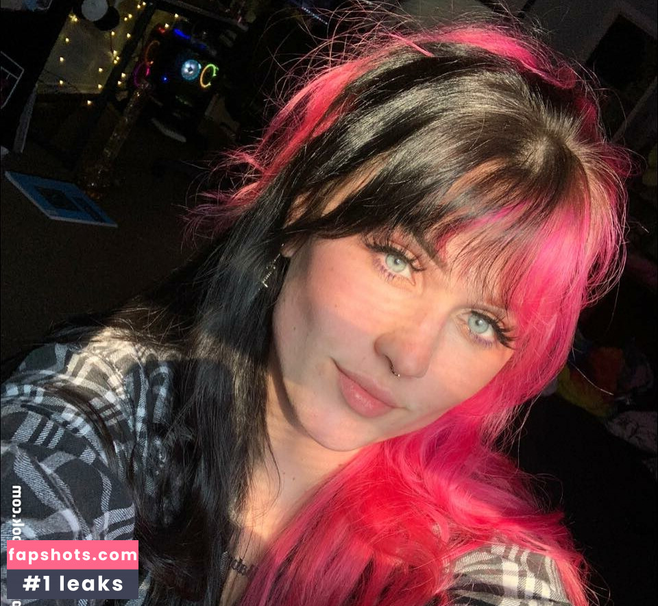 poutyfox nude babe gallery