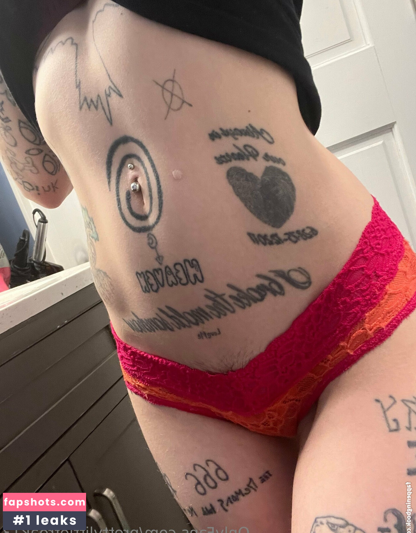 prettylittlefreak13 gallery photo #37