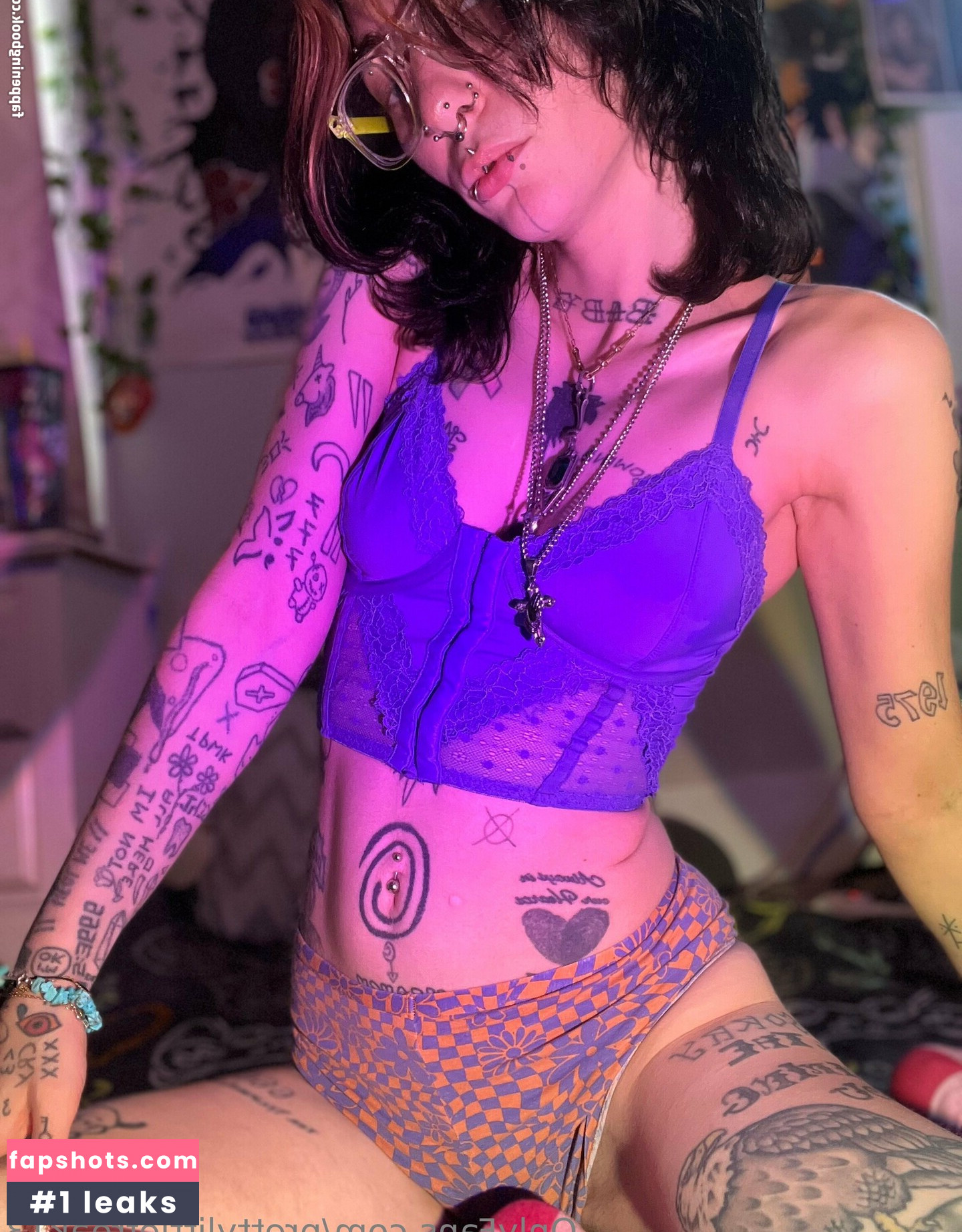 prettylittlefreak13 gallery photo #8