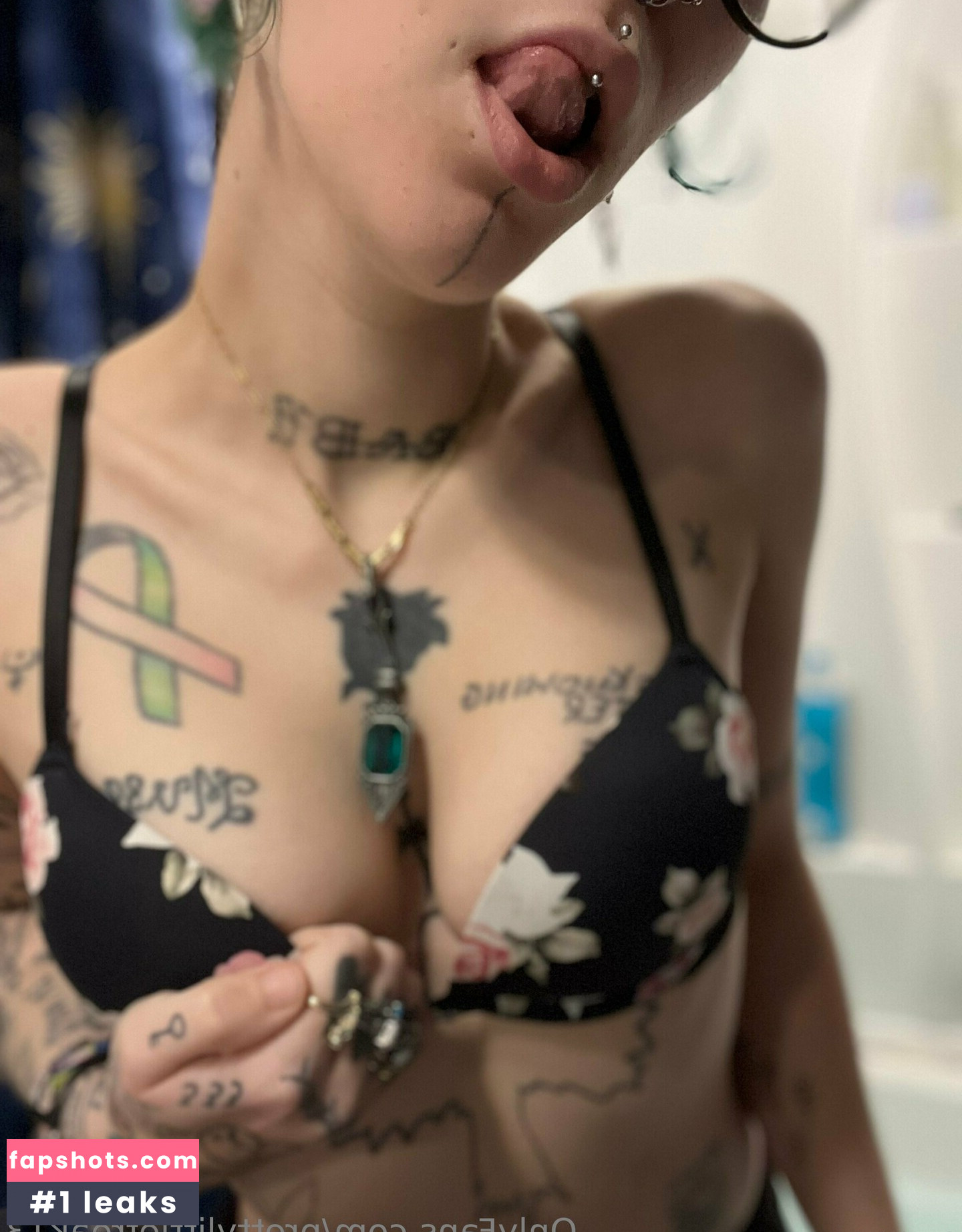 prettylittlefreak13 gallery photo #77