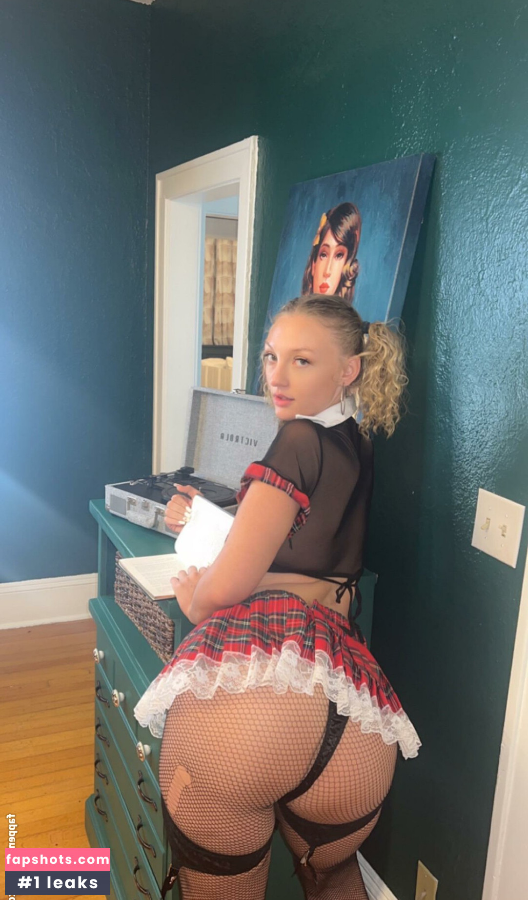 Princess Olivia nude babe gallery