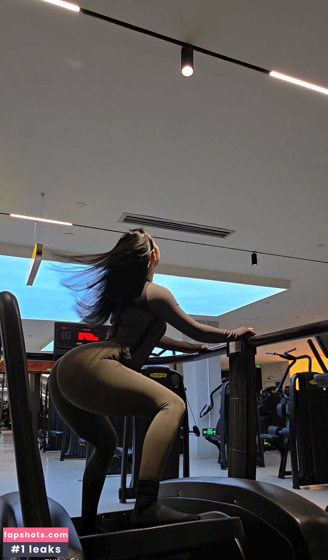 QiaoniuTT gallery photo #22