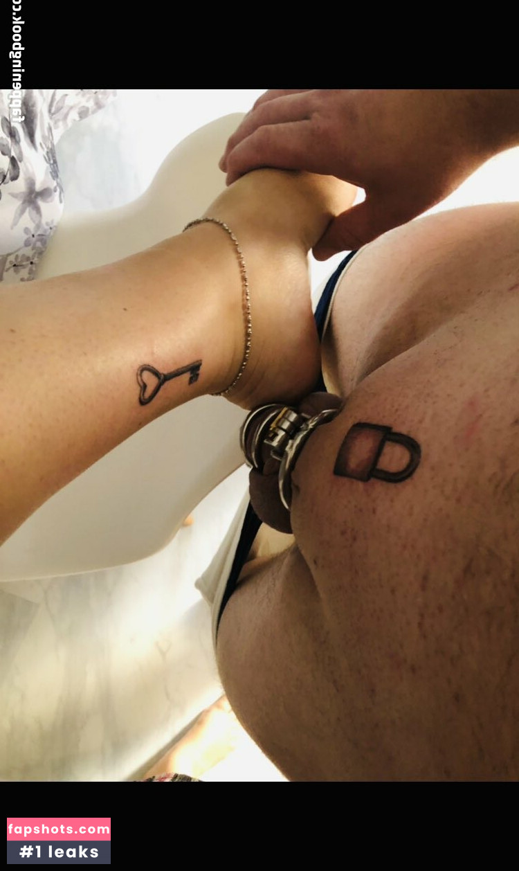 QOSarah gallery photo #7