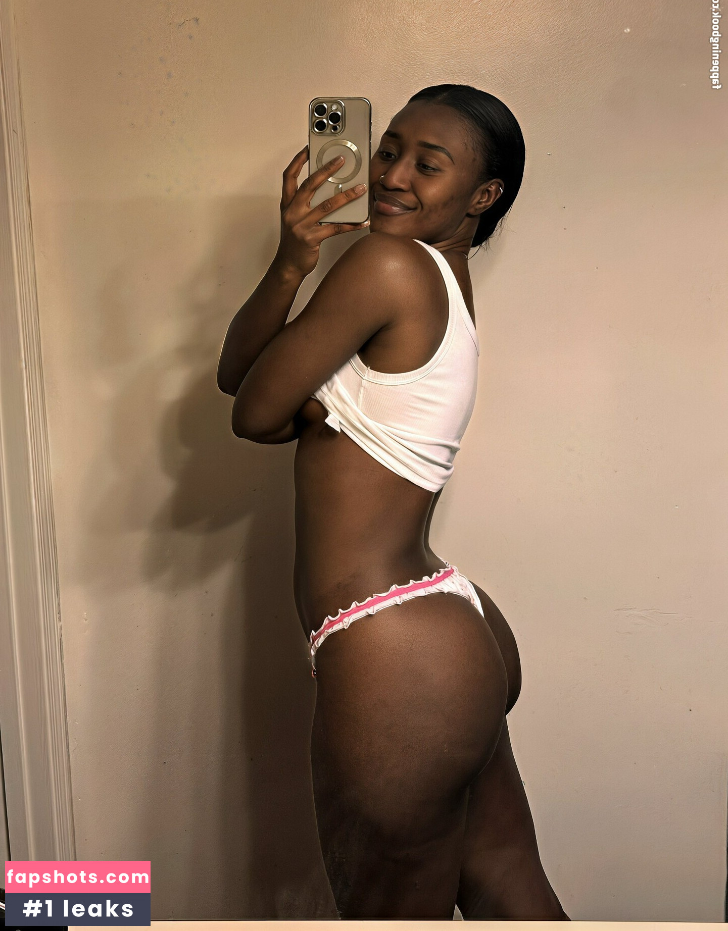 Queen Aminata nude babe gallery