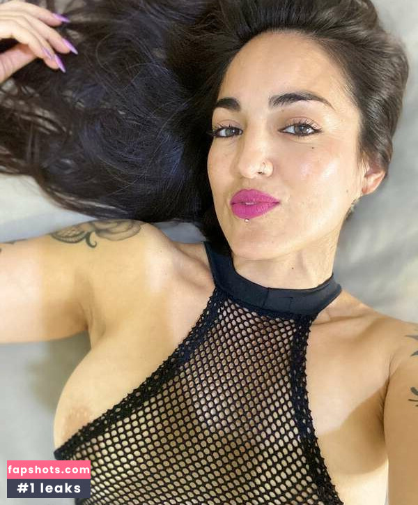 Queen Julia gallery photo #11