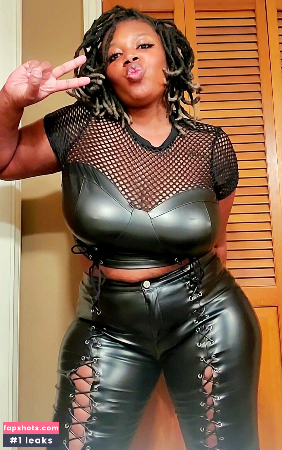 queen_nebdovine gallery photo #2