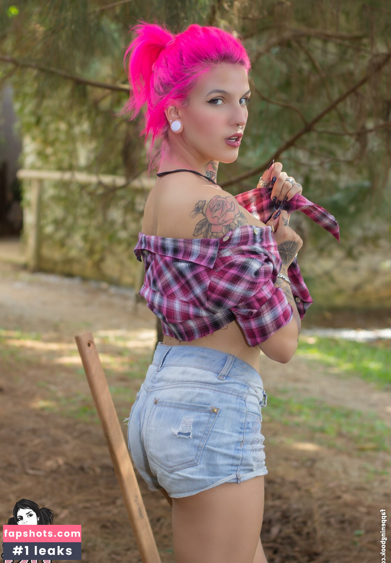 Qween Goddess nude babe gallery