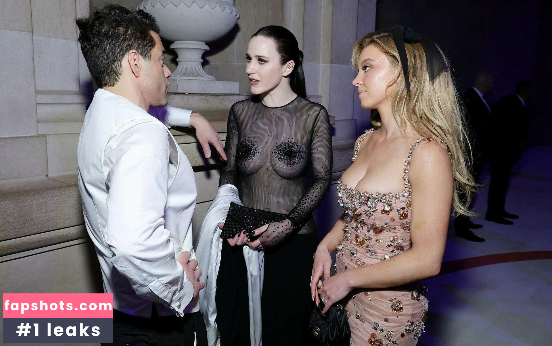 Rachel Brosnahan gallery photo #301