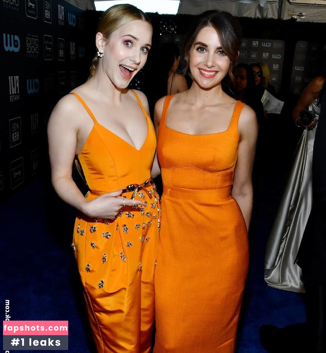 Rachel Brosnahan gallery photo #403