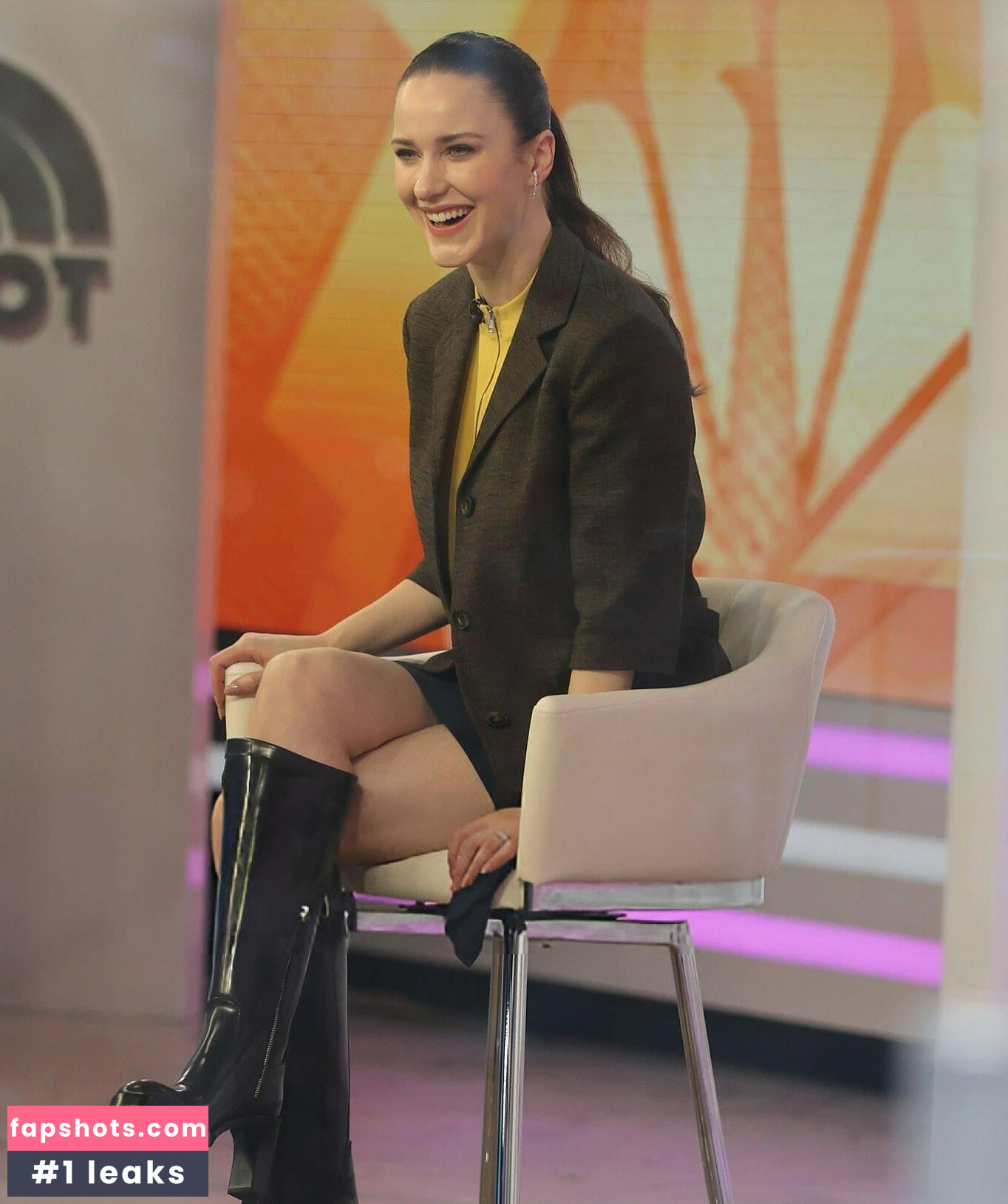 Rachel Brosnahan gallery photo #78