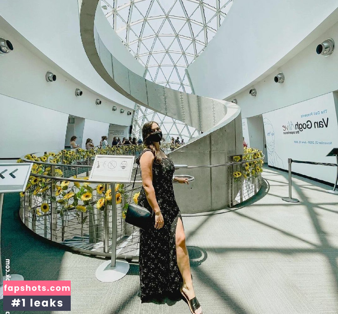 Rachel L gallery photo #6