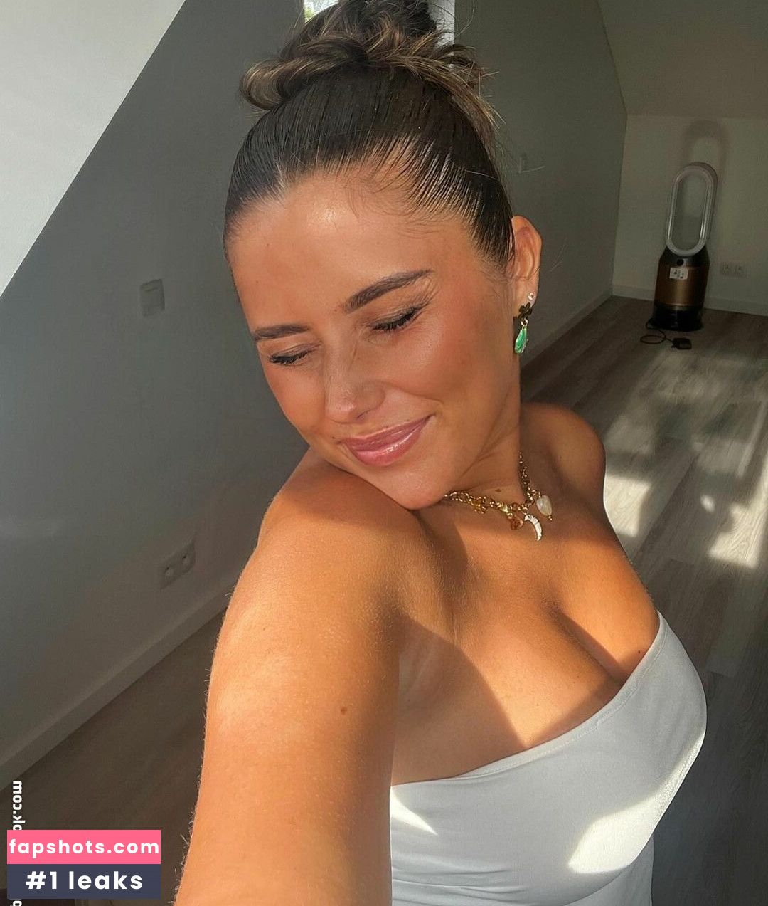 Raphaella Deuringer nude babe gallery