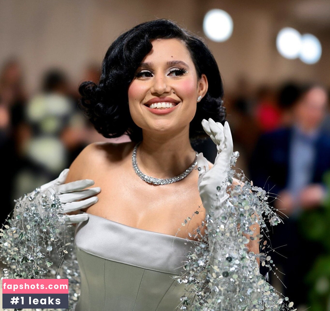 Raye gallery photo #15