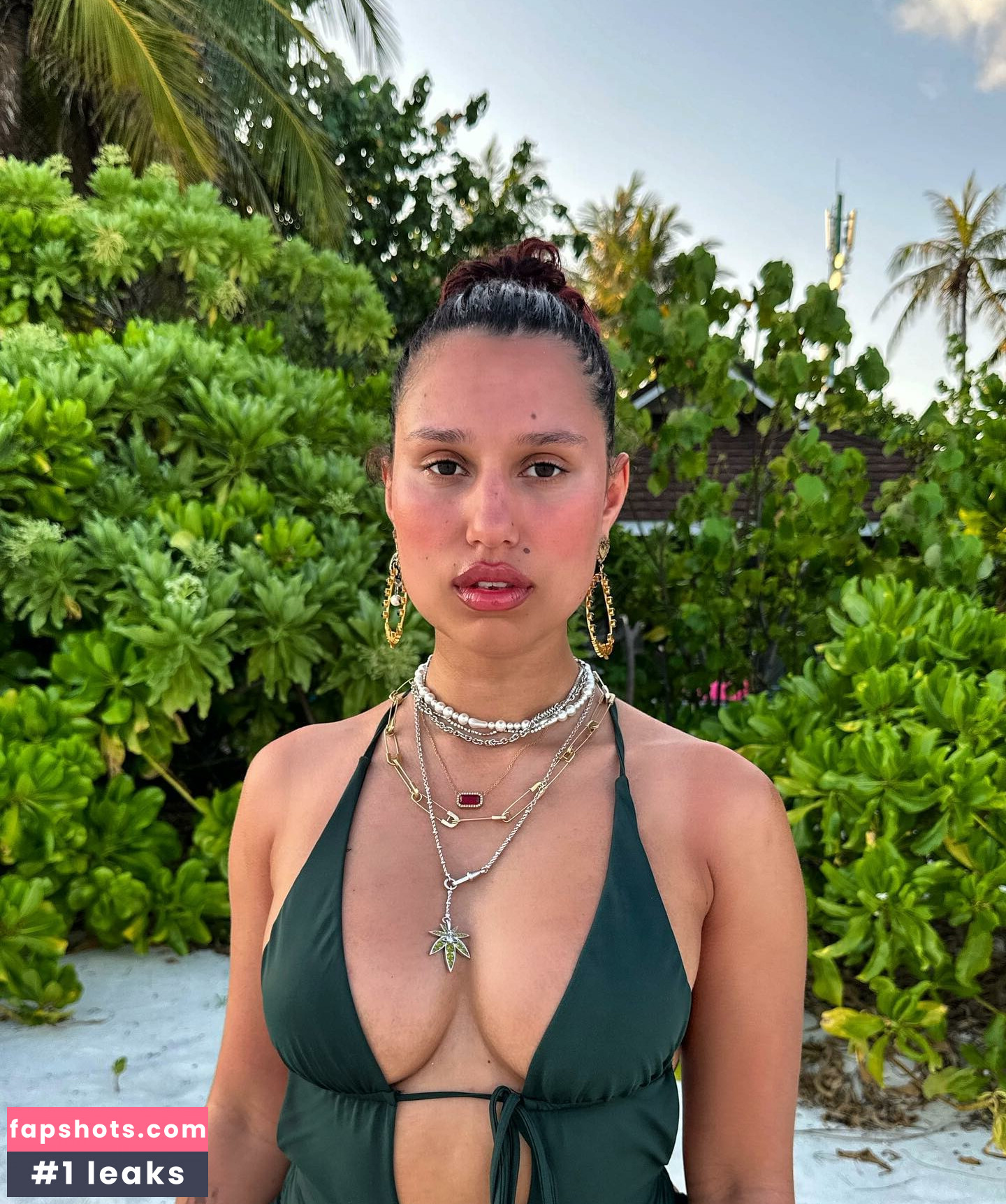 Raye gallery photo #3