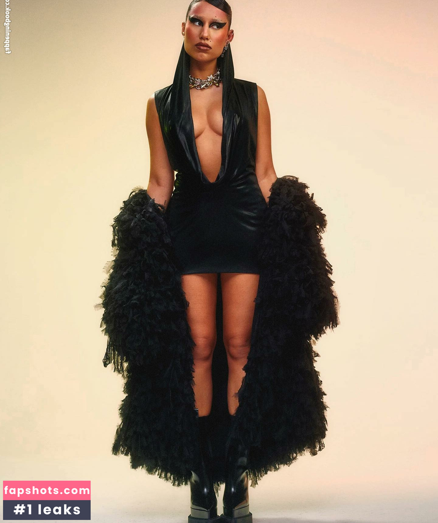 Raye gallery photo #5