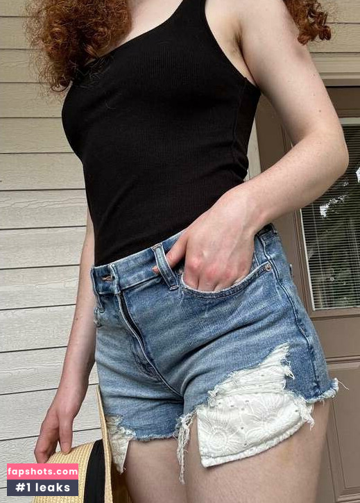 Redheaded Goth gallery photo #9