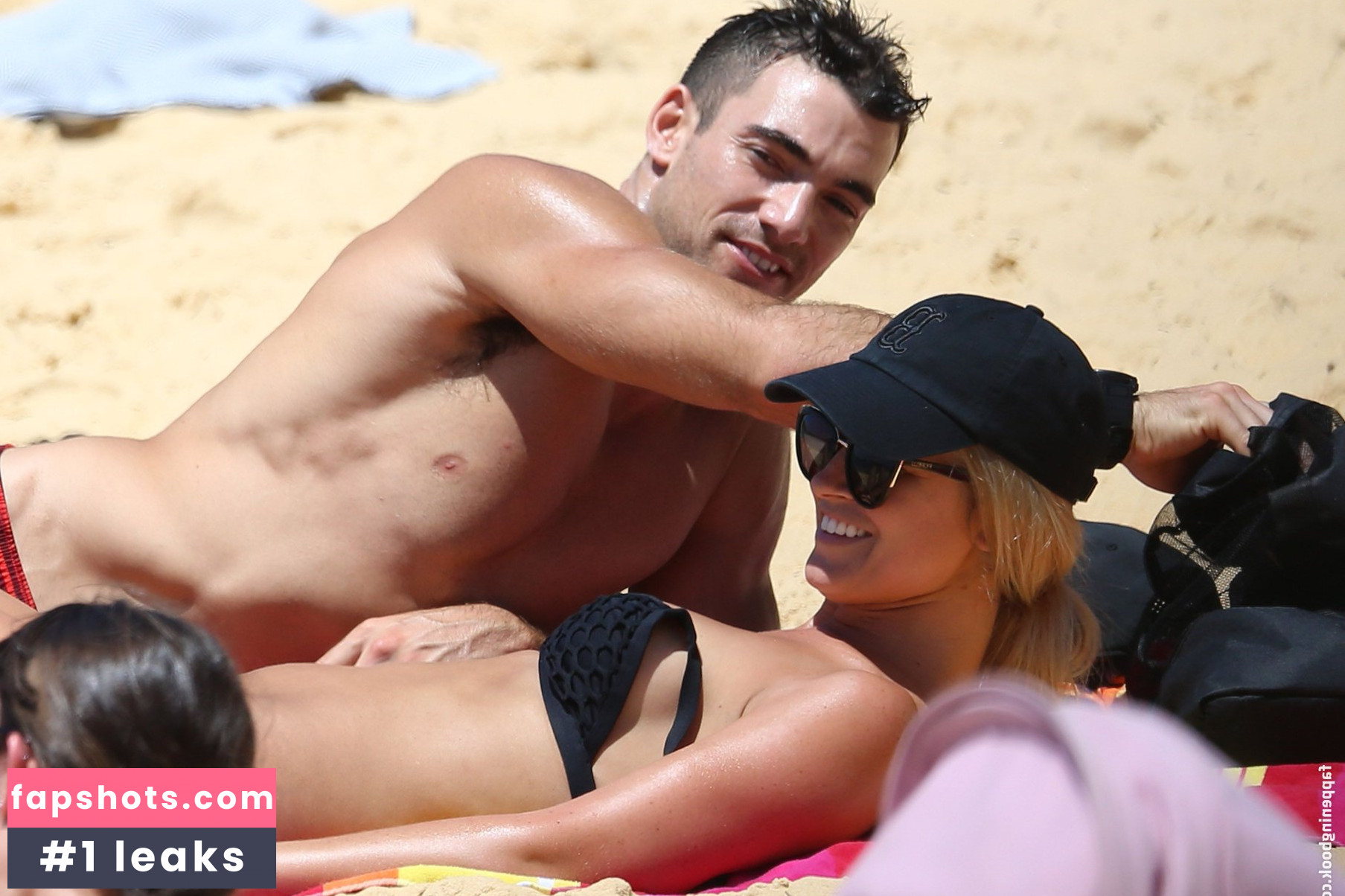 Renae Ayris gallery photo #18