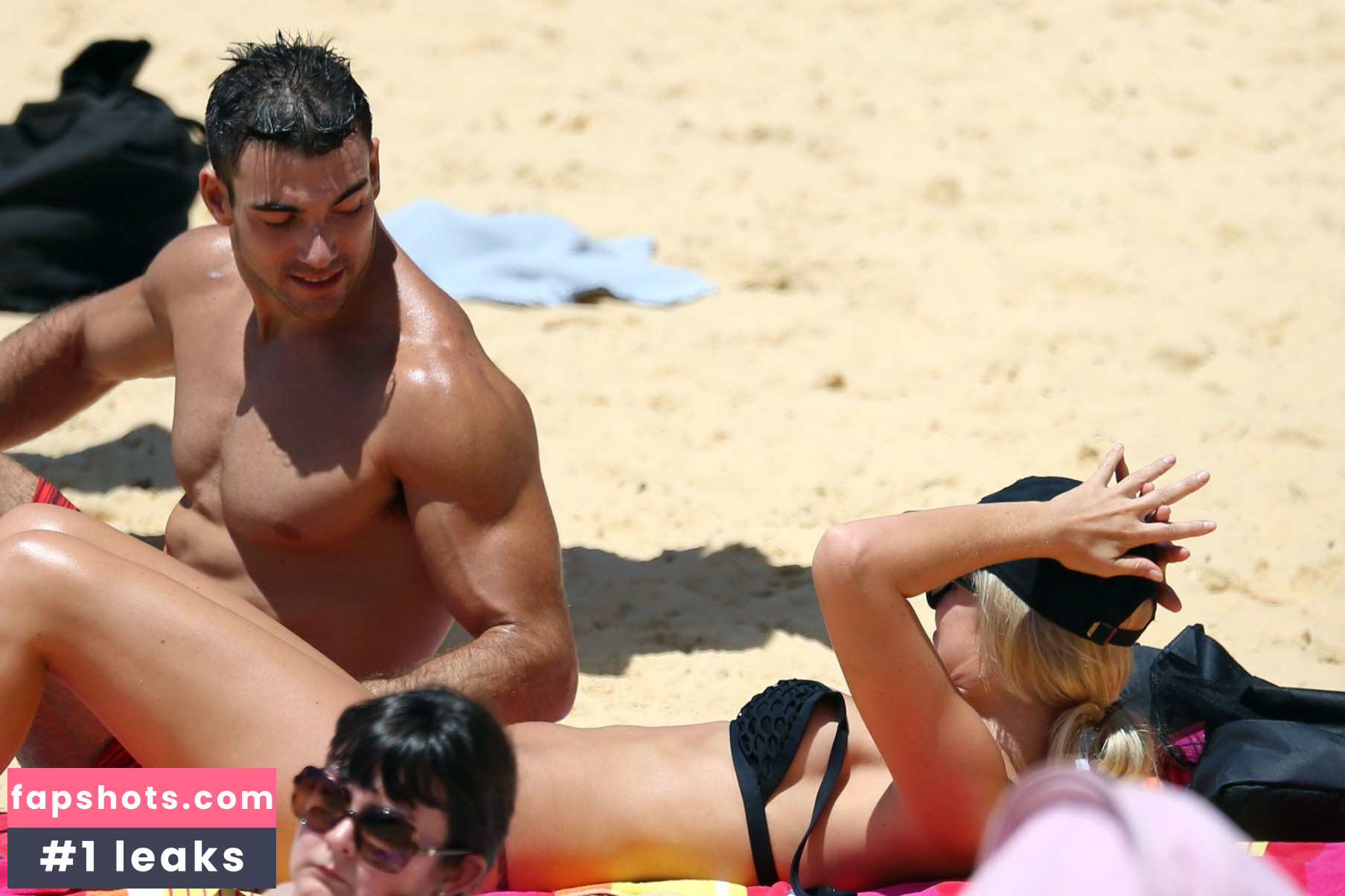 Renae Ayris gallery photo #21