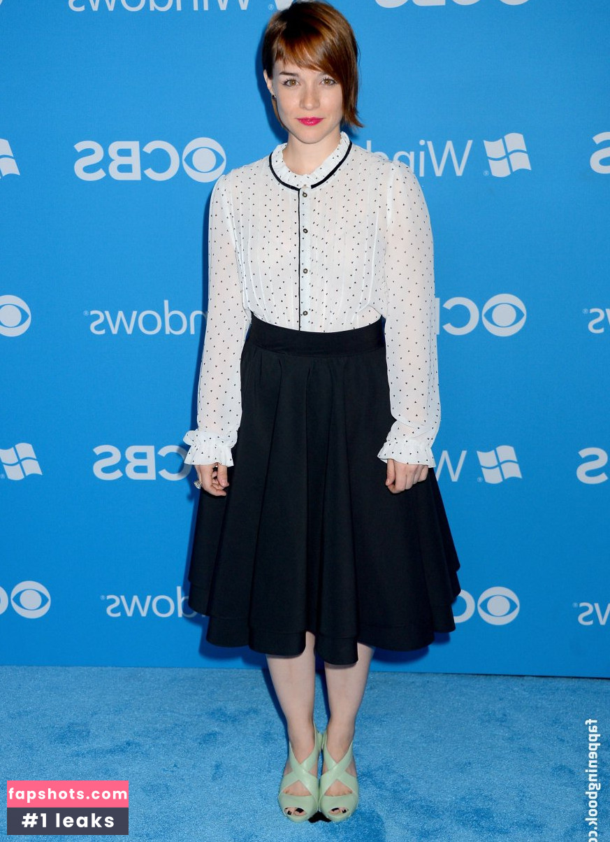 Renee Felice Smith gallery photo #2