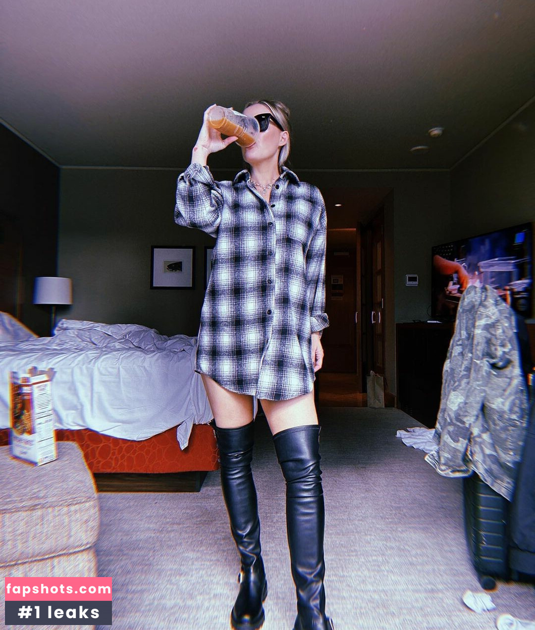 Renee Paquette gallery photo #25