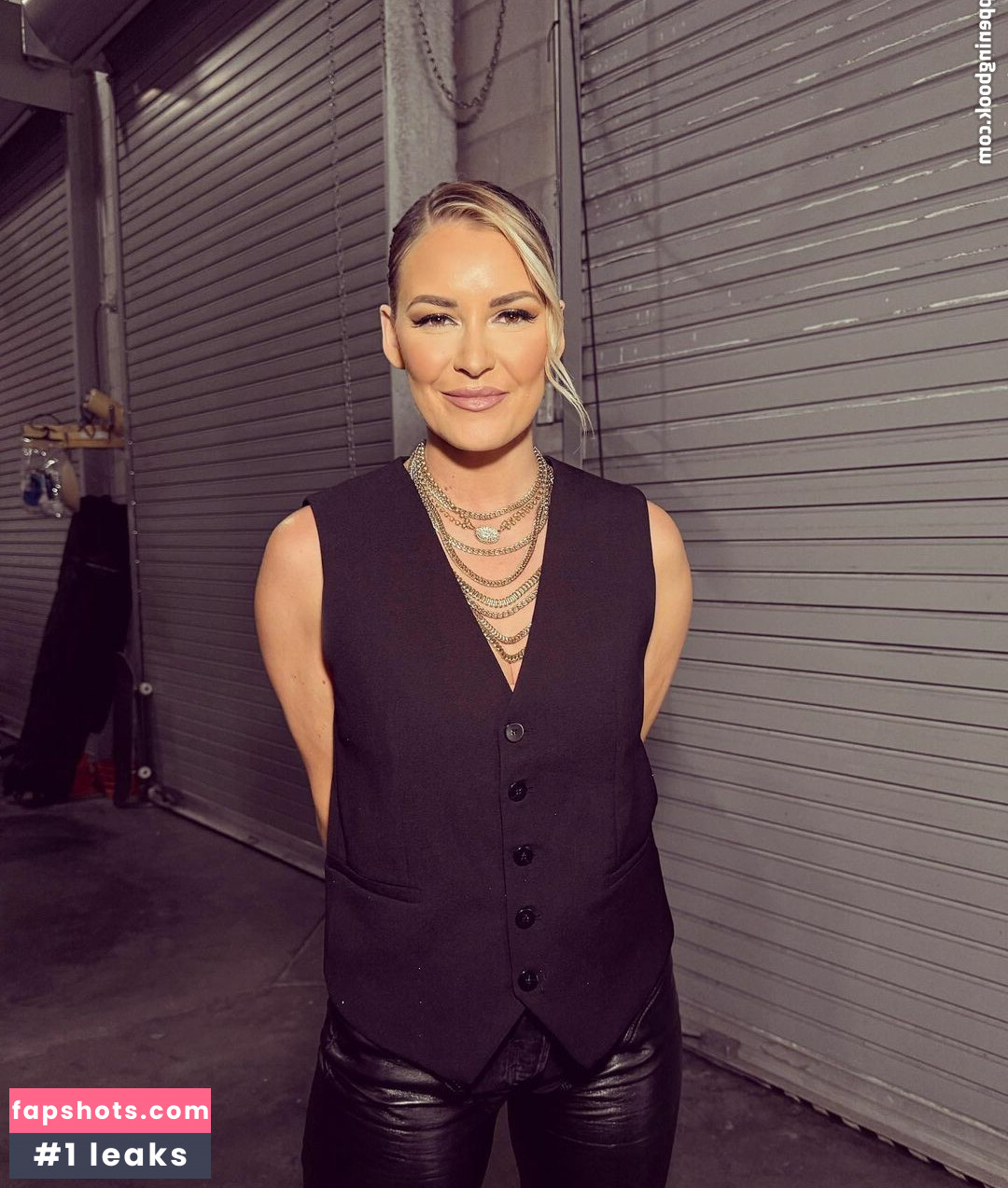 Renee Paquette gallery photo #28