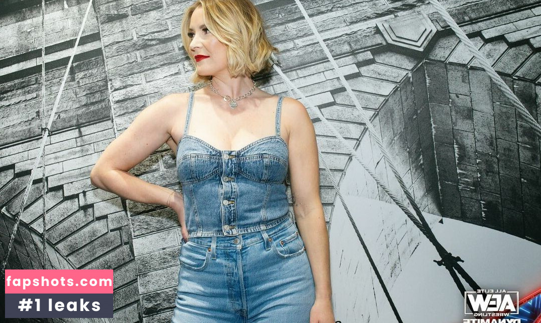 Renee Paquette gallery photo #34