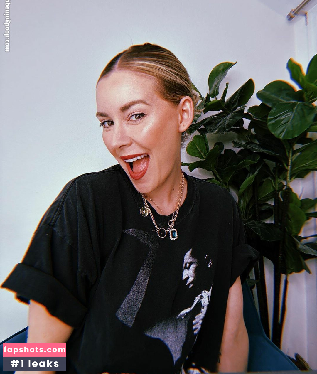 Renee Paquette gallery photo #42