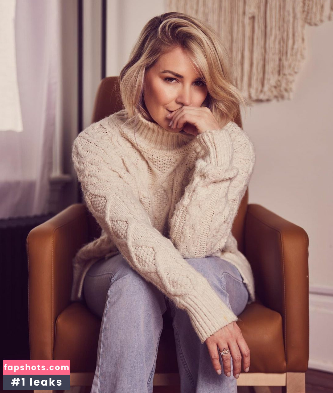 Renee Paquette gallery photo #56