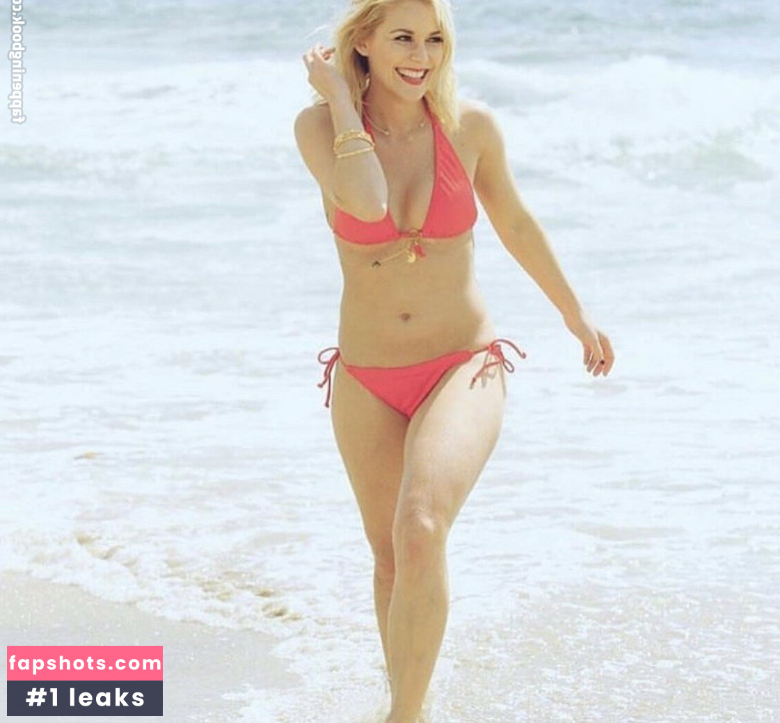 Renee Paquette gallery photo #84