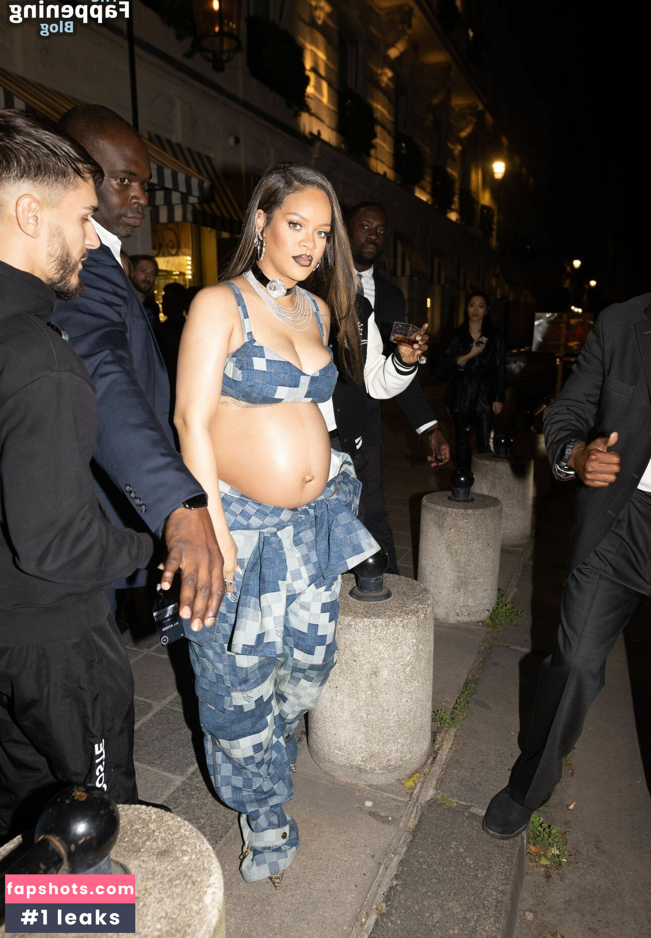 Rihanna gallery photo #1583