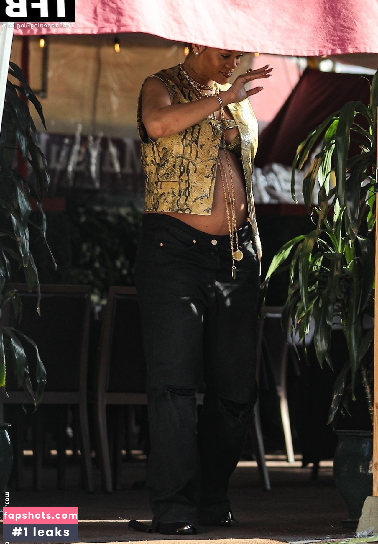 Rihanna gallery photo #2083