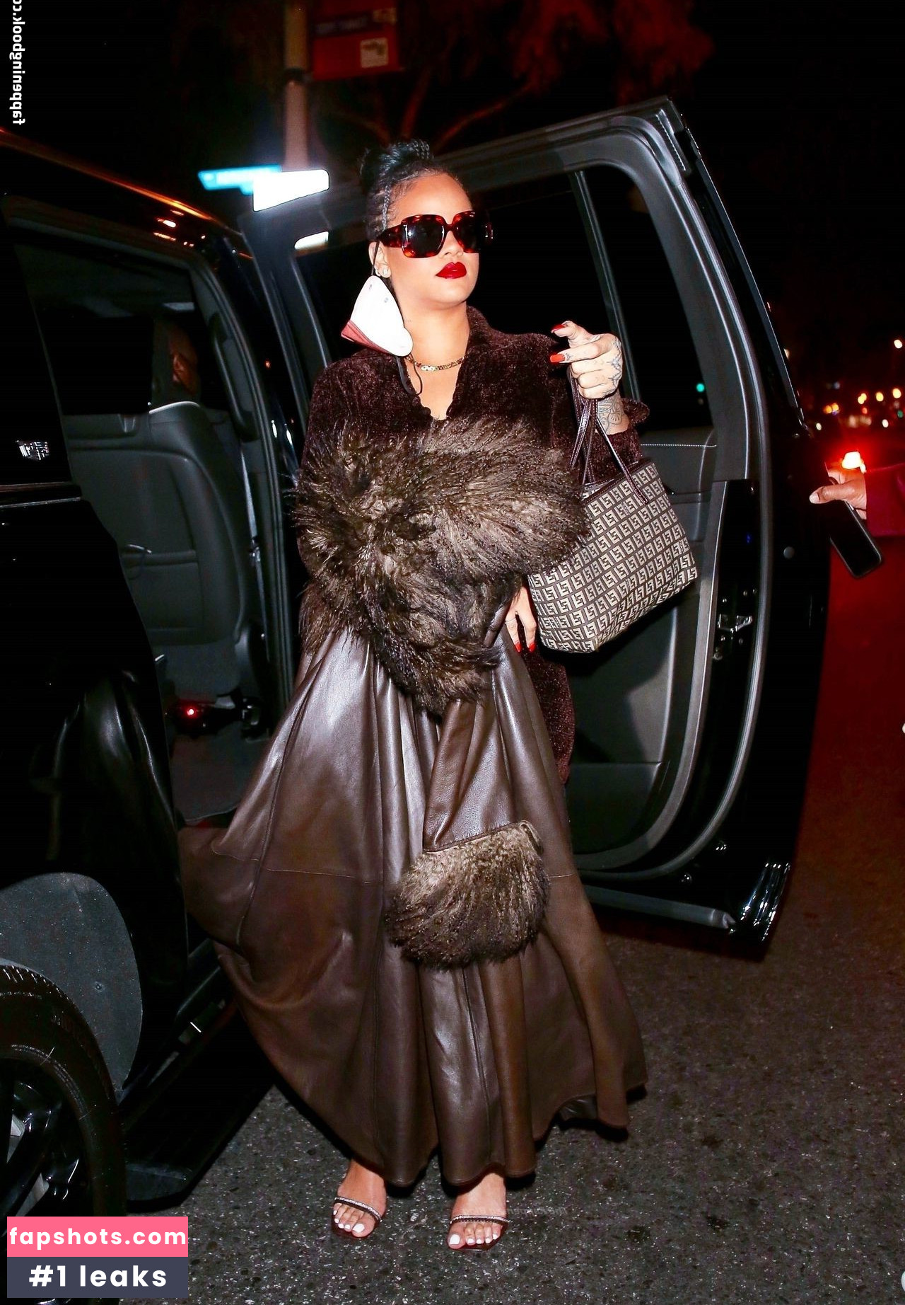 Rihanna gallery photo #2393