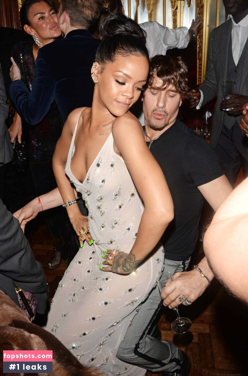 Rihanna gallery photo #3032