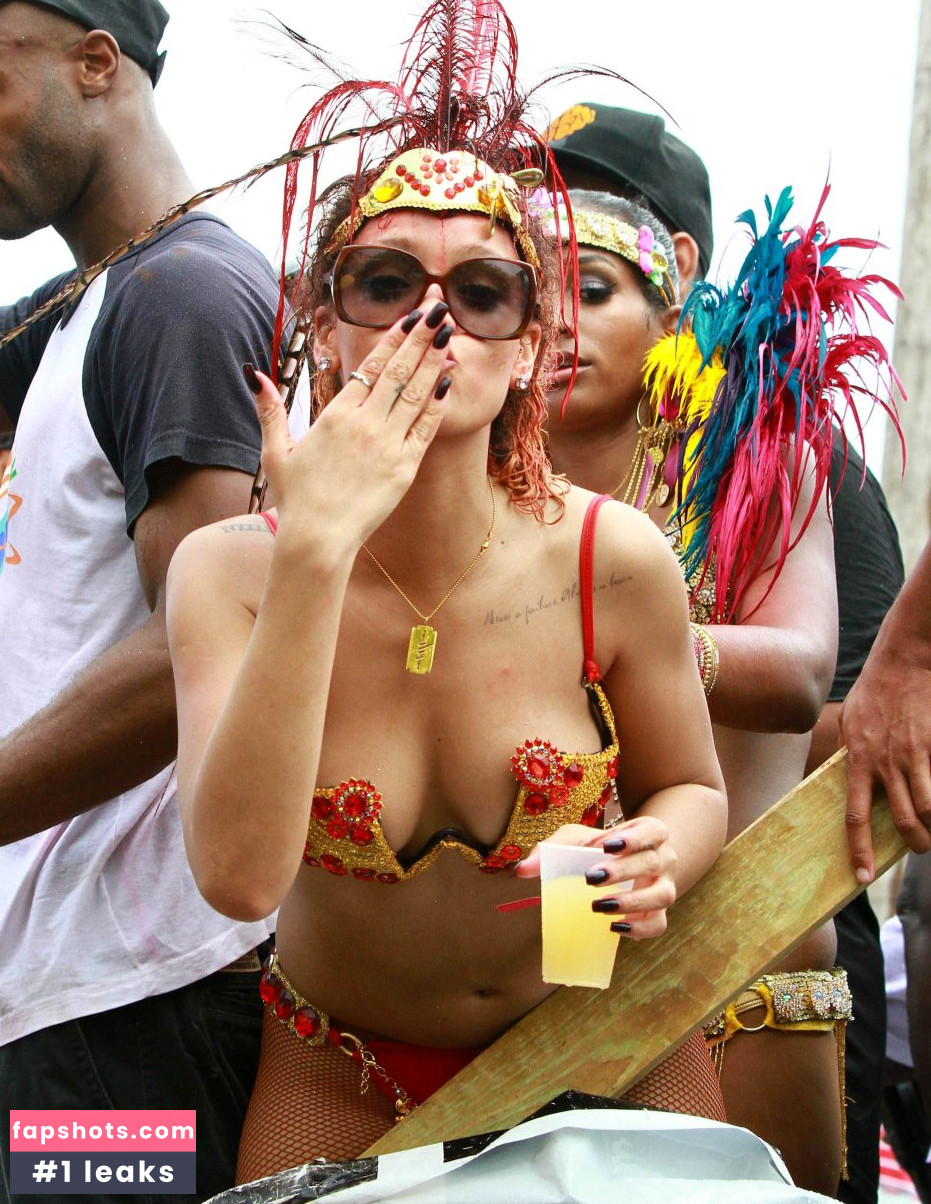 Rihanna gallery photo #3236
