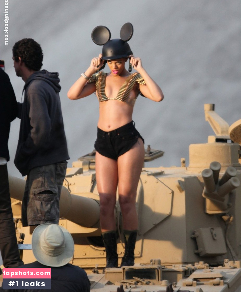 Rihanna gallery photo #3489
