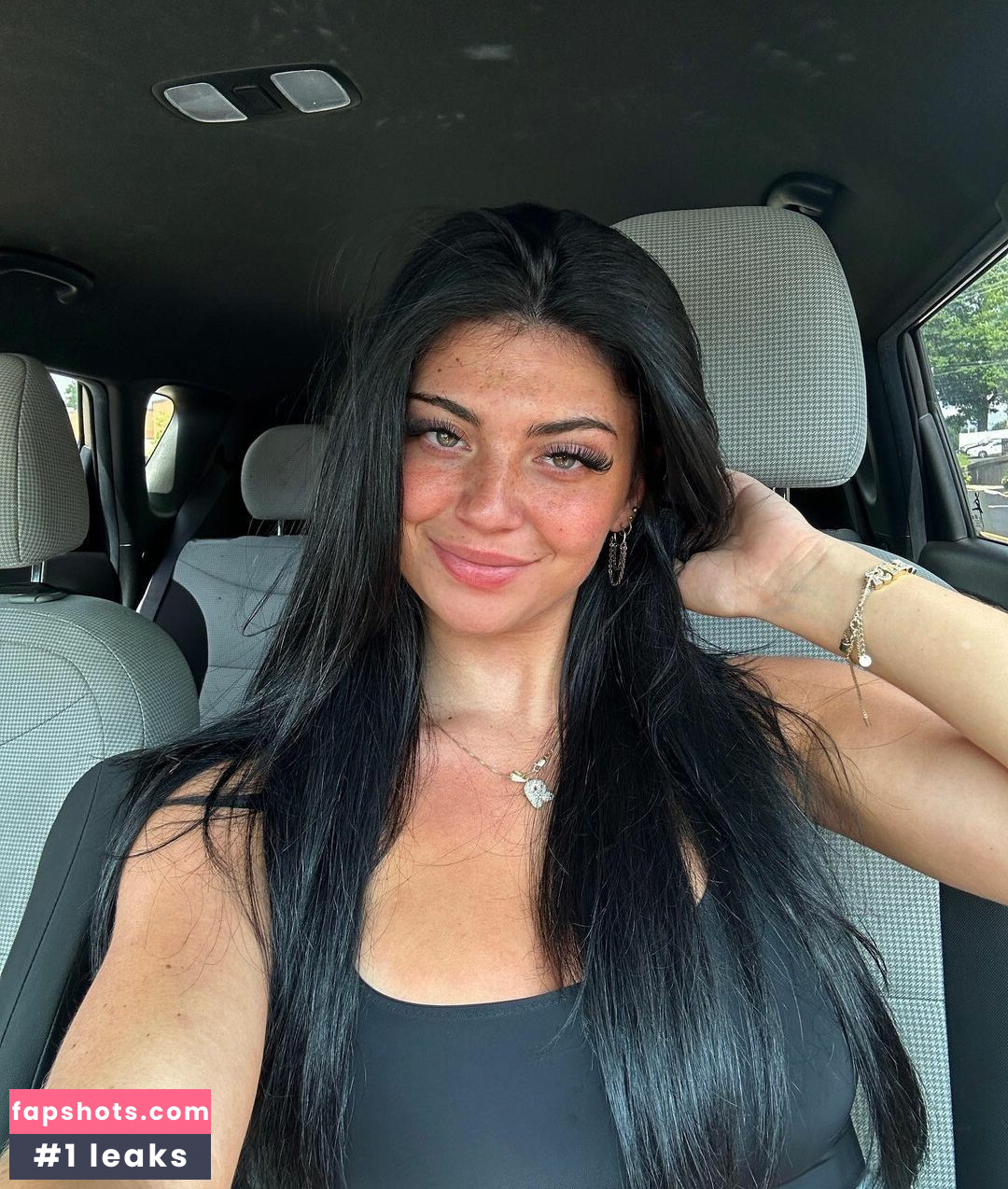 Riley L gallery photo #5