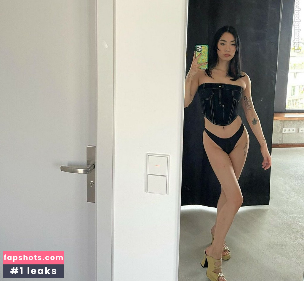 Rina Sawayama gallery photo #23