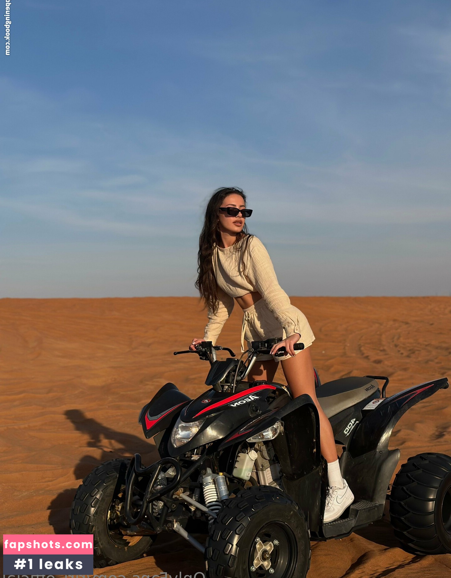 riri_official gallery photo #16