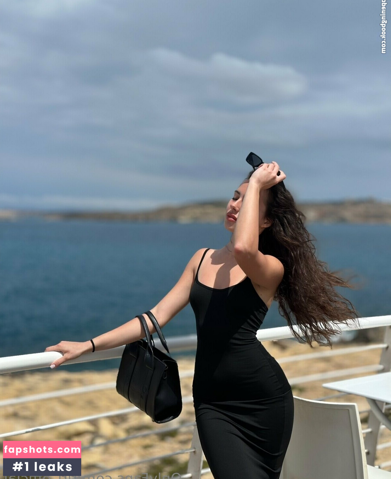 riri_official gallery photo #4