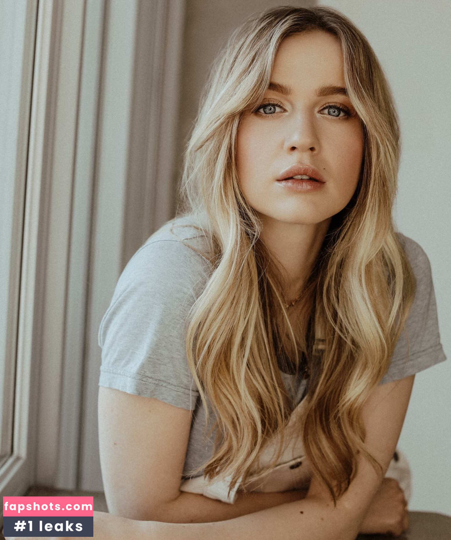 Roan Curtis gallery photo #10